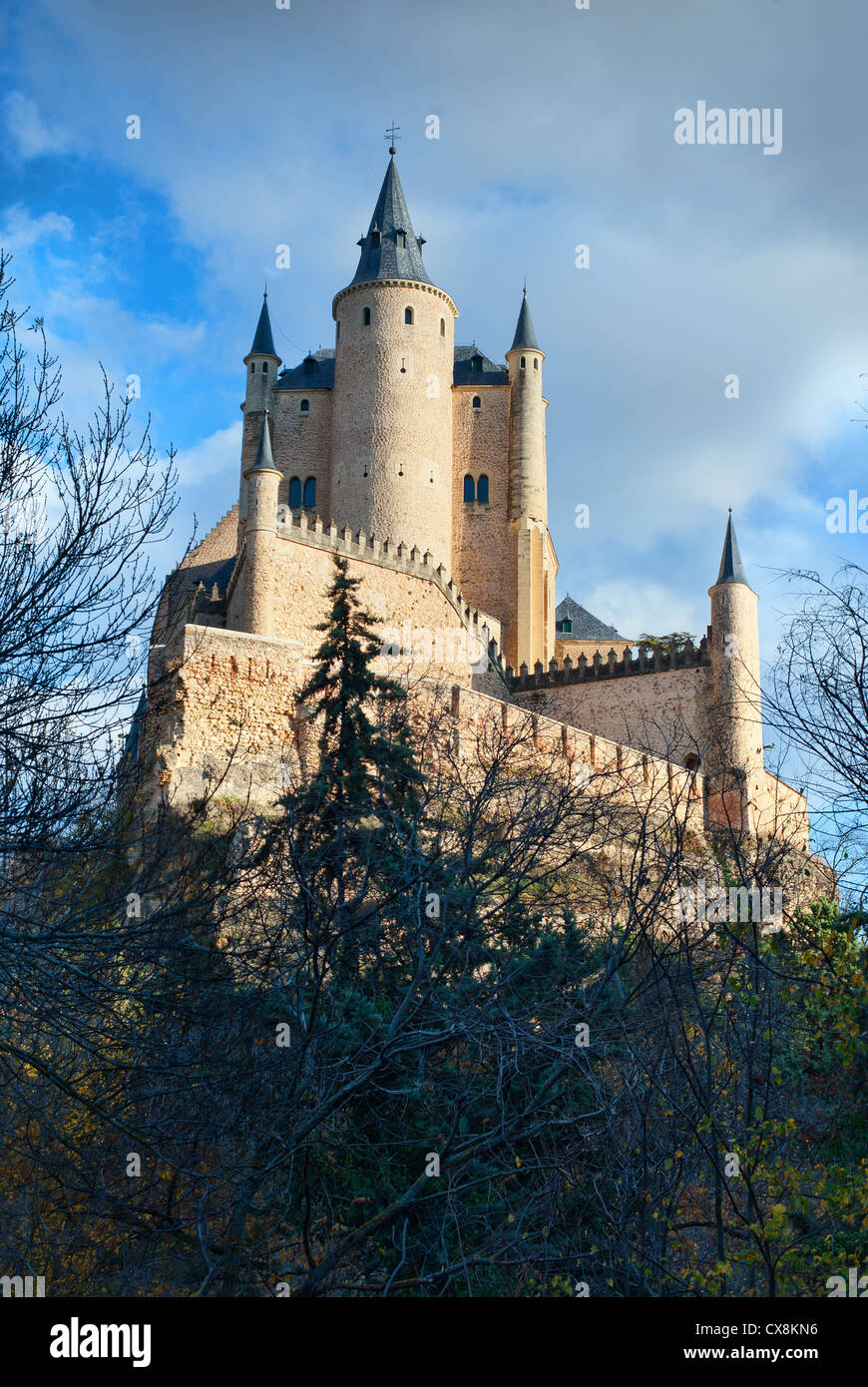 Die berühmten Alcázar von Segovia, erbaut auf einem Felsen oberhalb der