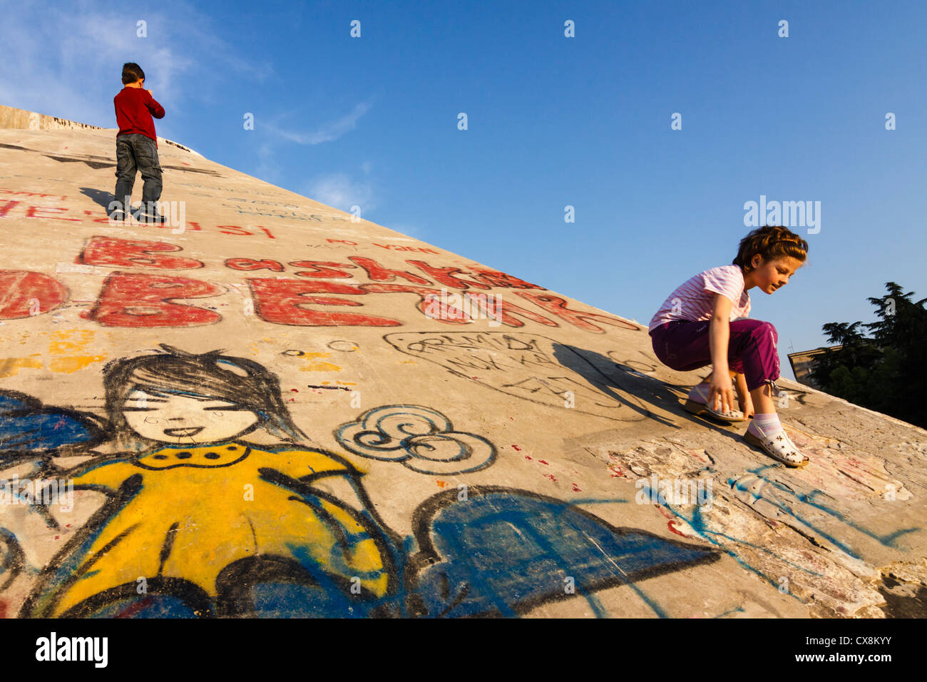 Kinder klettern auf die Pyramide, die ehemalige internationale Zentrum für Kultur. Tirana, Alban Stockfoto