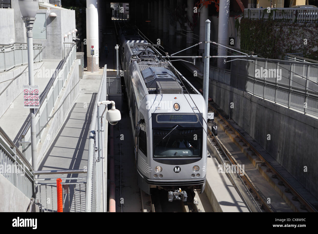 PASADENA, Kalifornien, USA - 20. September 2012 - A Gold Line-Zug verläßt die Memorial Park Station für Downtown Los Angeles Stockfoto