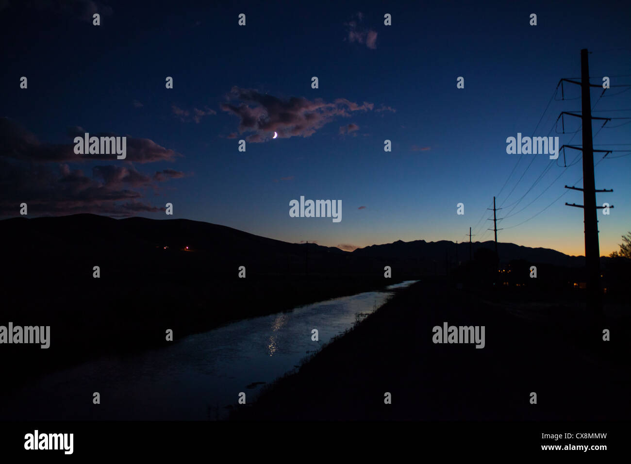 Sonnenuntergang und Mond über einen Kanal in Fernley Nevada Stockfoto