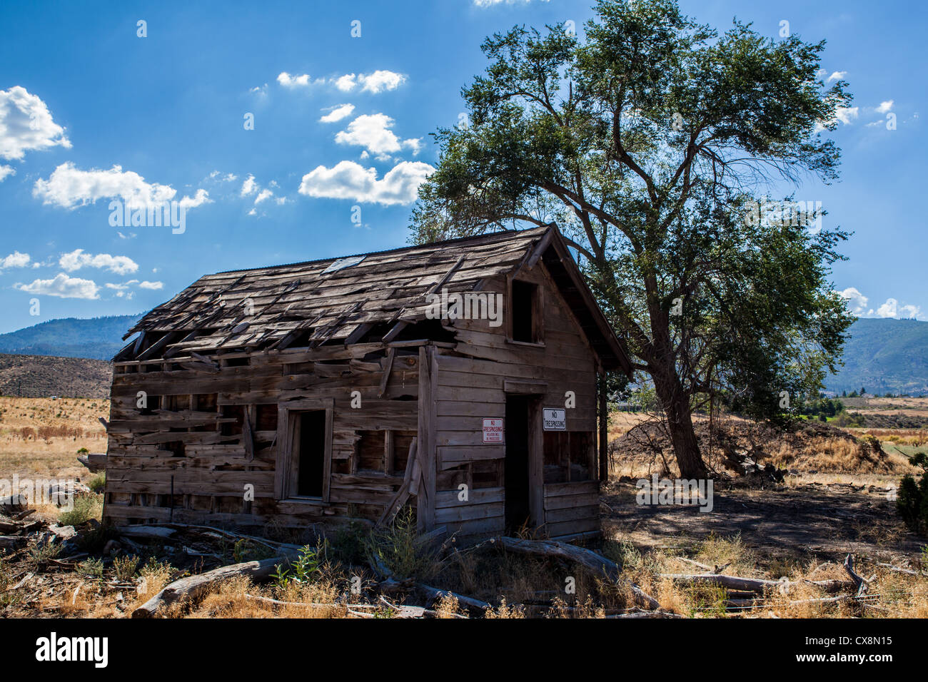Ein verfallenes Haus und Wasserturm in ein altes Gehöft in Reno Nevada Stockfoto