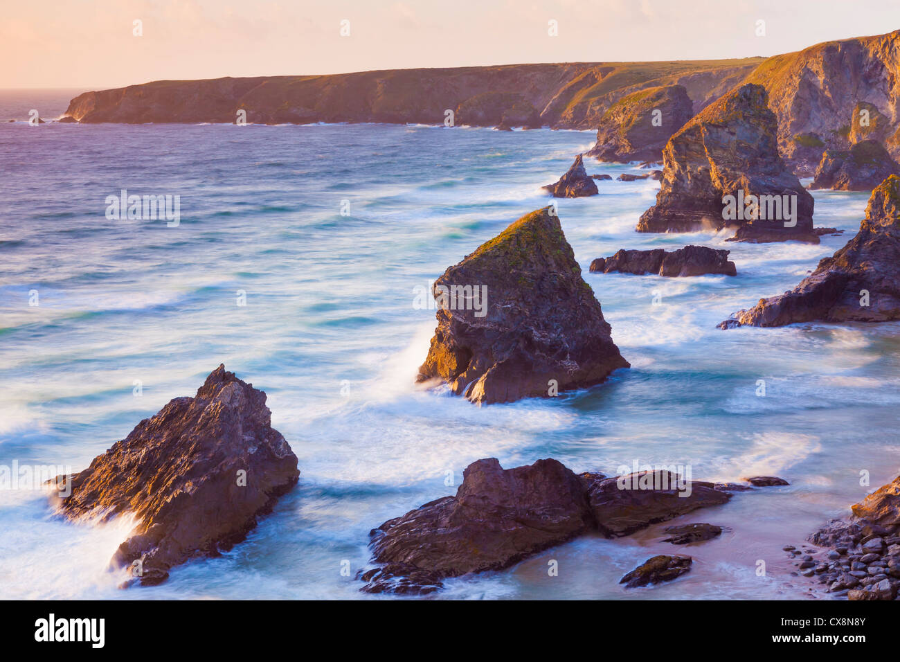 Atemberaubende Küste bei Bedruthan Schritte Cornwall England UK Stockfoto