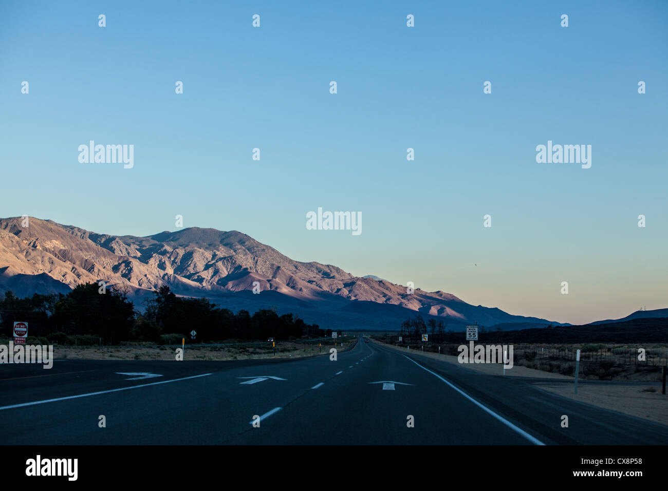 Highway 395 in Owens Valley in Kalifornien und in der östlichen Sierra Nevada Berge bei Sonnenuntergang Stockfoto