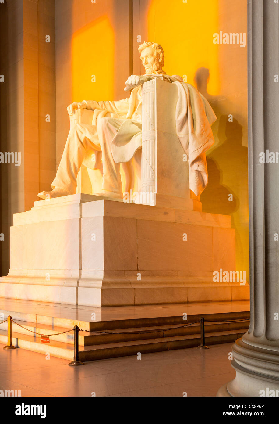 Steigende Sonnenaufgang bei Dämmerung Leuchten Statue von Präsident Lincoln Memorial in Washington, D.C. Stockfoto