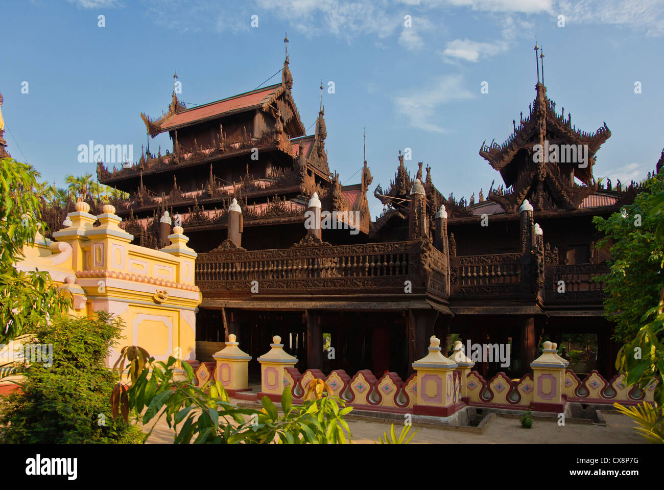 Das SHWE IN BIN KYAUNG, bekannt als das Teakholz-Kloster entstand im Jahre 1895 - MANDALAY, MYANMAR Stockfoto