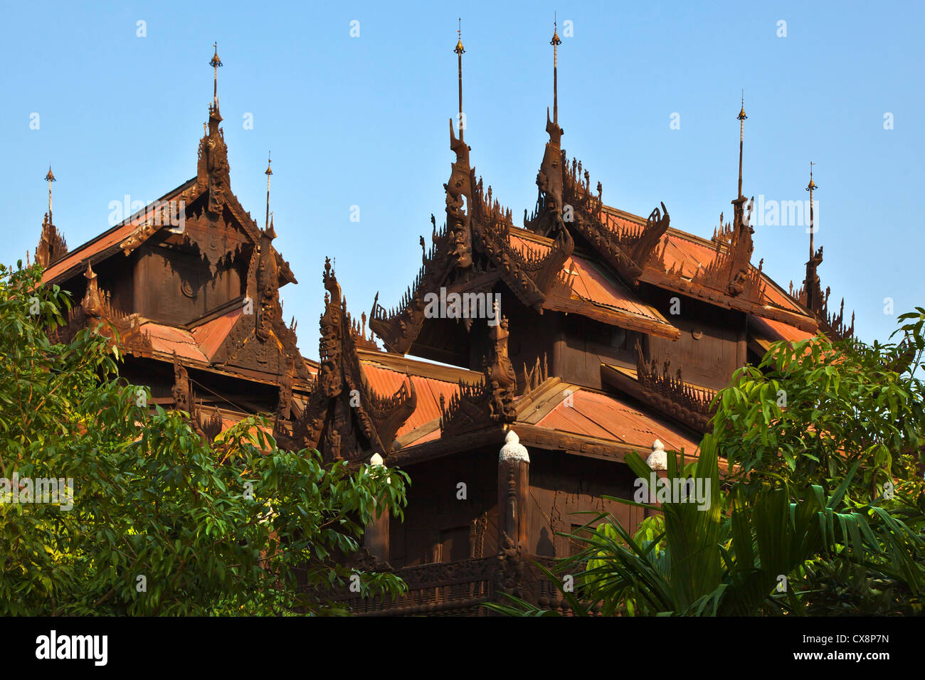 Das SHWE IN BIN KYAUNG, bekannt als das Teakholz-Kloster entstand im Jahre 1895 - MANDALAY, MYANMAR Stockfoto