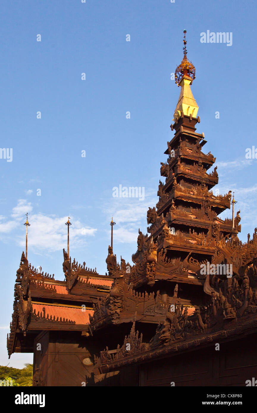 Das SHWE IN BIN KYAUNG, bekannt als das Teakholz-Kloster entstand im Jahre 1895 - MANDALAY, MYANMAR Stockfoto