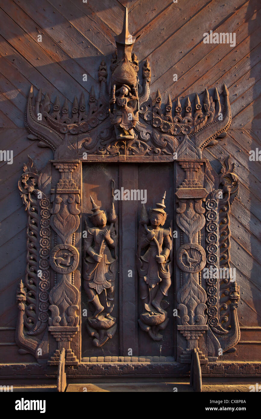 Ein Elaboratly, geschnitzte Tür am SHWE IN BIN KYAUNG bekannt als das Teakholz-Kloster und erbaut 1895 - MANDALAY, MYANMAR Stockfoto