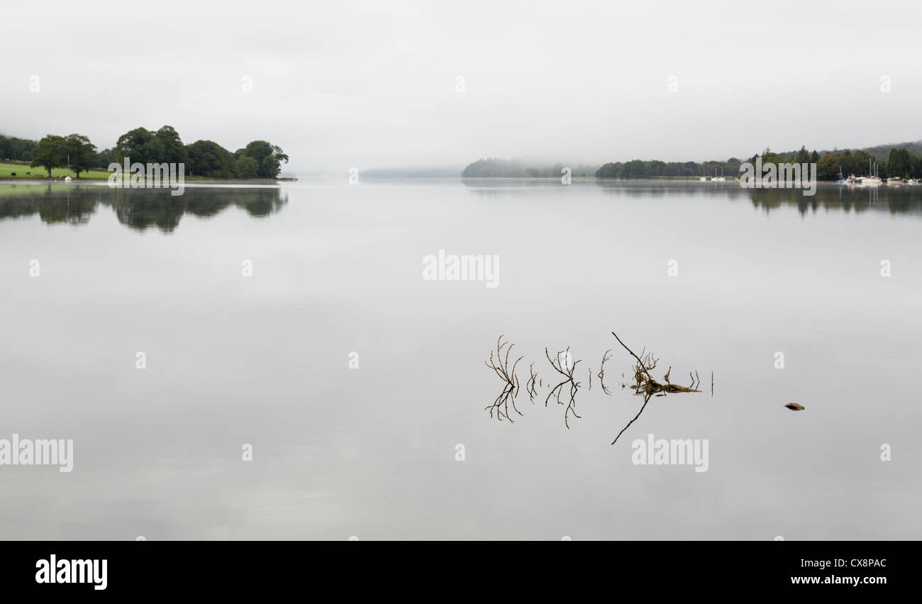 Reflexion der Niederlassung in stehenden Gewässern von Coniston Water im Lake District Stockfoto