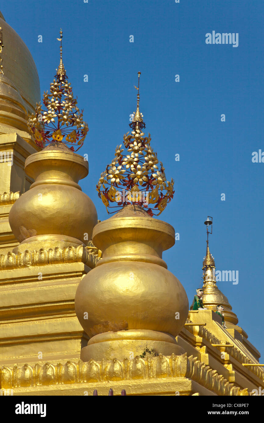 Detail der Ecke von der KUTHODAW PAYA beherbergt 729 Marmortafeln der Tripitaka - MANDALAY, MYANMAR Stockfoto