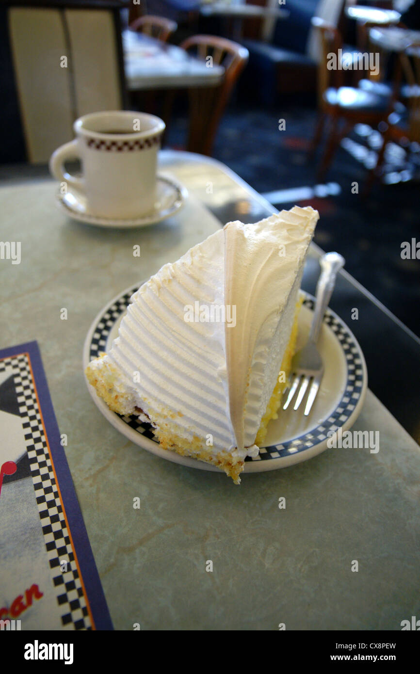 Lemon Meringue Pie ein traditionelles Dessert oder Kuchen serviert in einem amerikanischen Diner Stockfoto