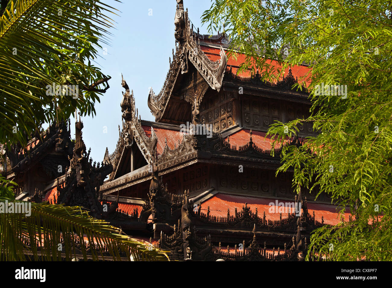 Das SHWENANDAW KYAUNG oder GOLDEN PALACE Kloster ist aus Teakholz und zog von MANDALAY Palast - MANDALAY, MYANMAR Stockfoto