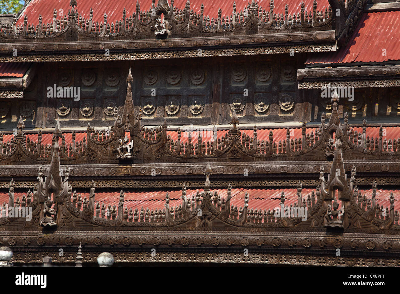 Das SHWENANDAW KYAUNG oder GOLDEN PALACE Kloster ist aus Teakholz und zog von MANDALAY Palast - MANDALAY, MYANMAR Stockfoto