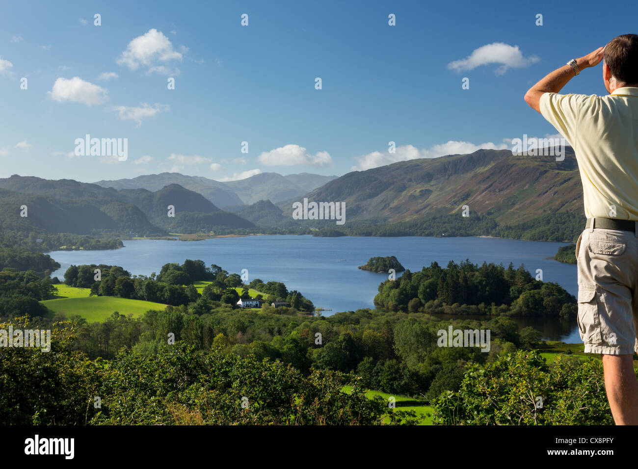 Lake District in Großbritannien: Mann Wandern und Suchen über Derwent Water im englischen Lake District Stockfoto
