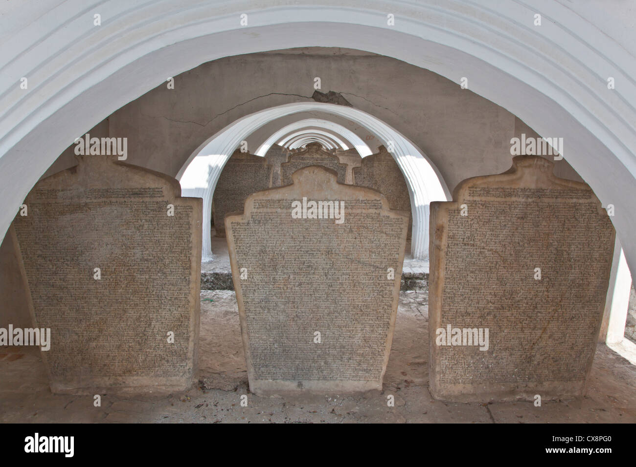 SANDAMANI PAYA beherbergt 1774 Marmorplatten kommentieren die TRIPITAKA oder buddhistischen Kanon - MANDALAY, MYANMAR Stockfoto