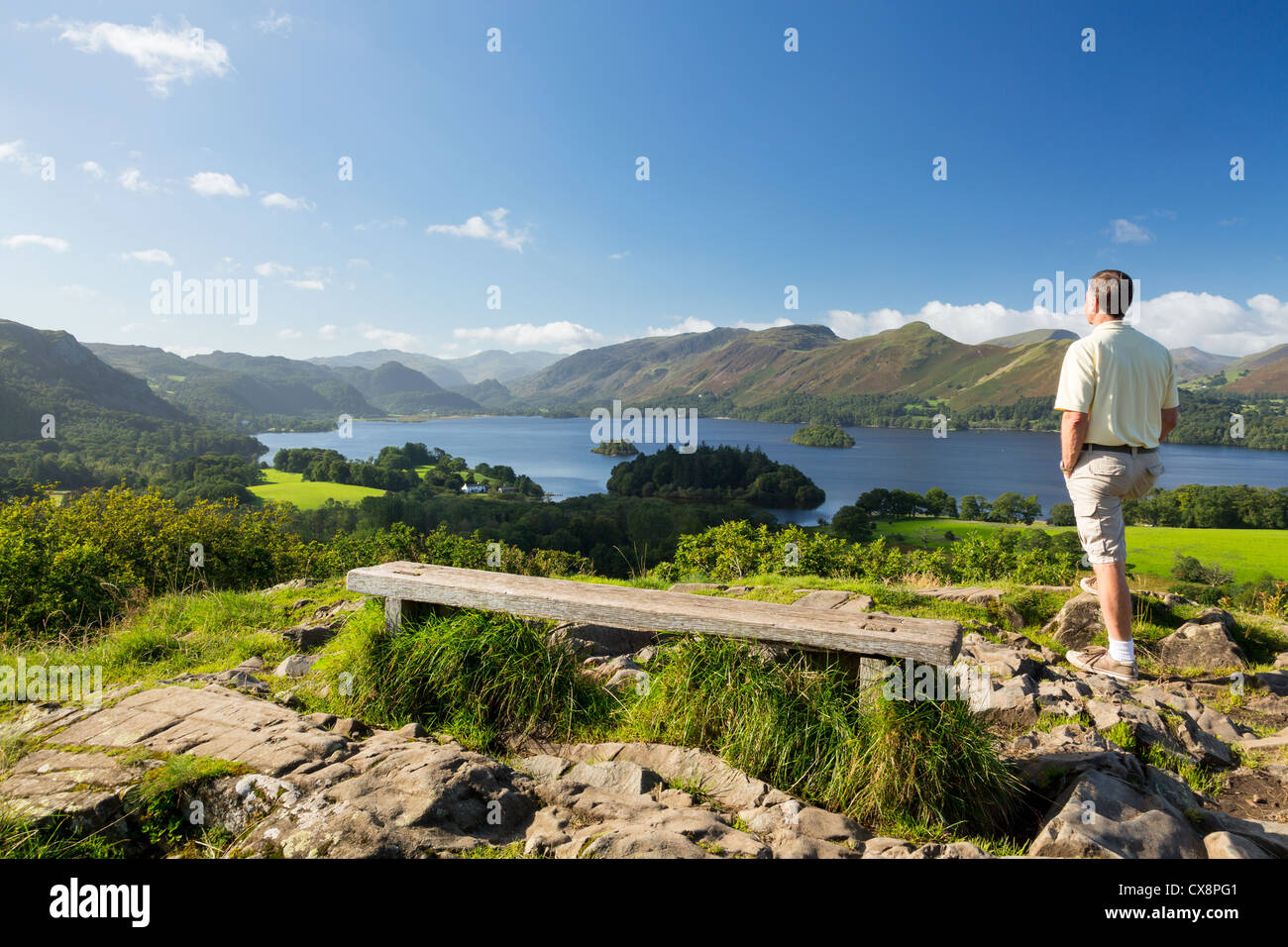 Wanderer blickt auf Derwent Water im englischen Lake District, England, UK Stockfoto