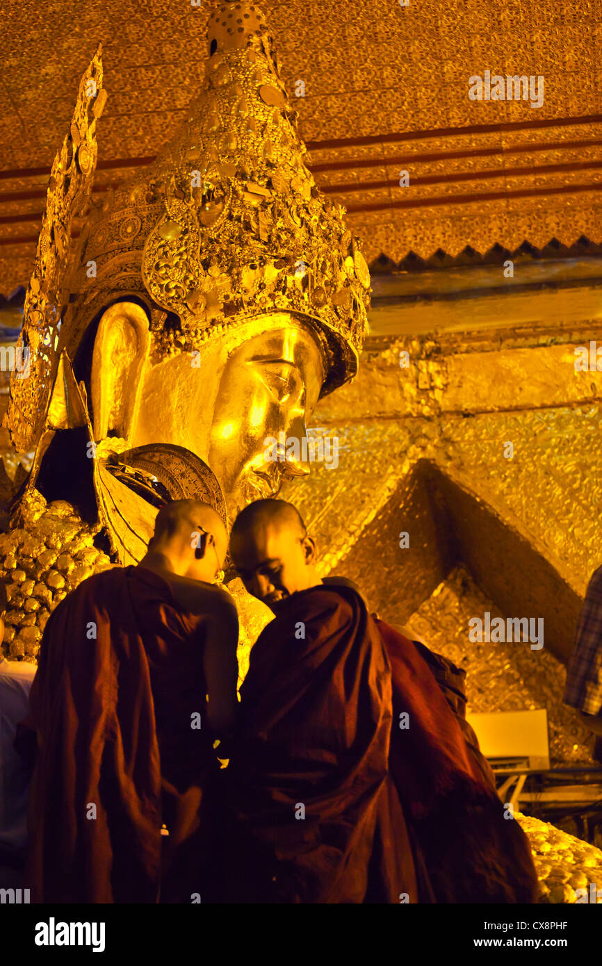 Mönche Zünfte verehrt die viel MAHAMUNI BUDDHA im Inneren der MAHAMUNI PAYA gebaut von König Bodwpaya im Jahre 1784 - MANDALAY, MYANMAR Stockfoto
