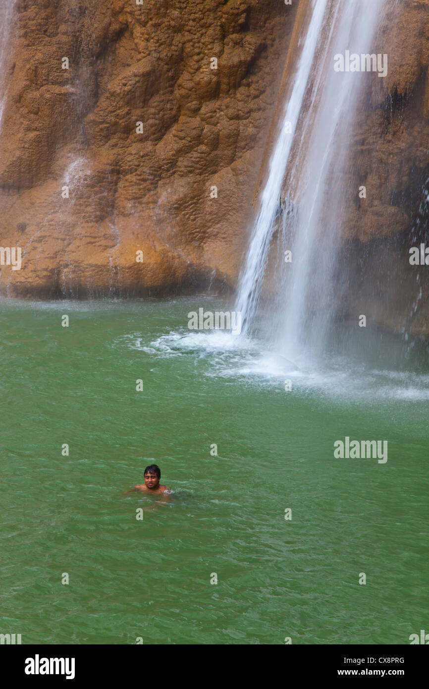 ANISAKAN FALLS fällt in einen grünen Pool ein paar Meilen außerhalb von PYIN U LWIN auch bekannt als MAYMYO - MYANMAR Stockfoto