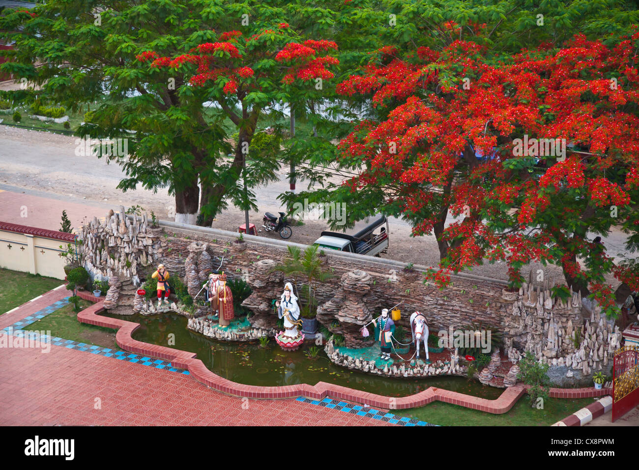 Statuen von mythischen Figuren an den chinesischen Tempel in der Stadt von PYIN U LWIN auch bekannt als MAYMYO - MYANMAR Stockfoto