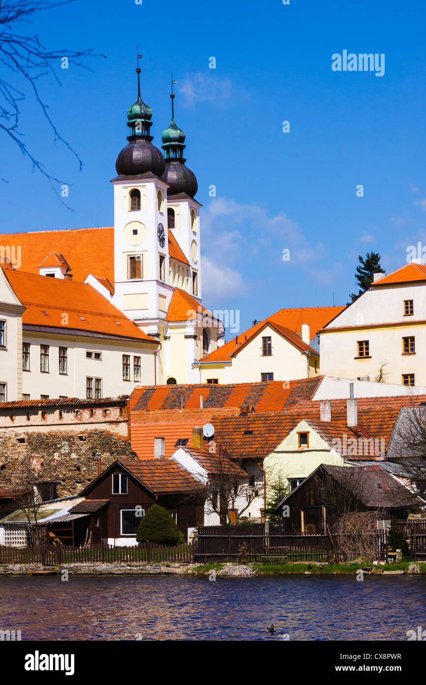 Heiliger Name of Jesus Church und umliegende Häuser von dem mittelalterlichen Fischteich. Telch, Tschechische Republik Stockfoto