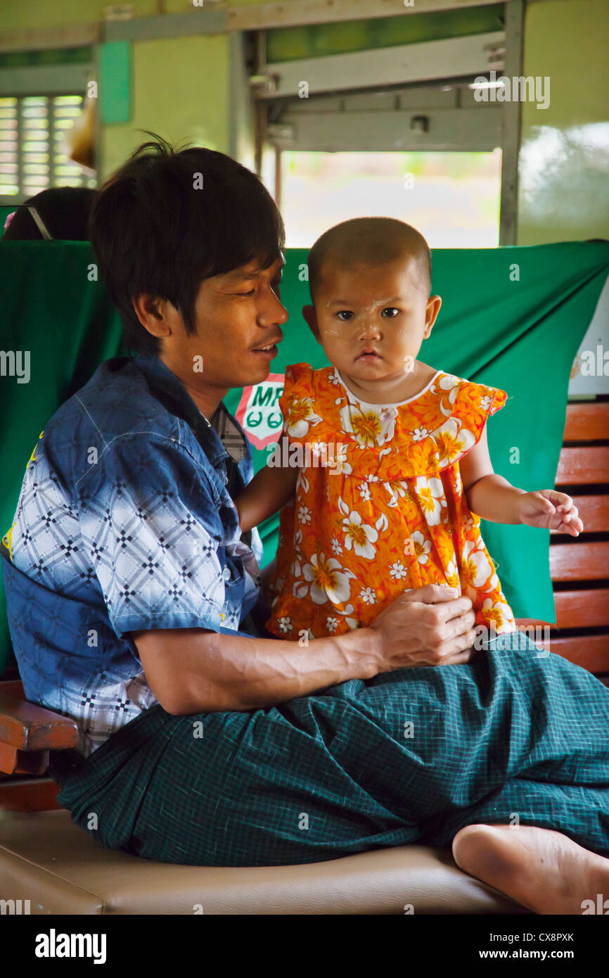 BURMESISCHE Fahrgäste im Zug Fahrt von Pyin U Lwin nach Hsipaw - MYANMAR Stockfoto