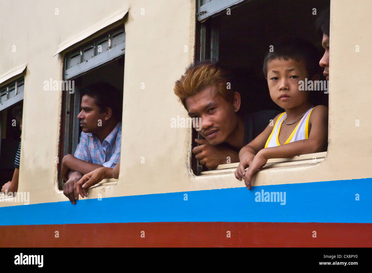 BURMESISCHE Fahrgäste im Zug Fahrt von Pyin U Lwin nach Hsipaw - MYANMAR Stockfoto