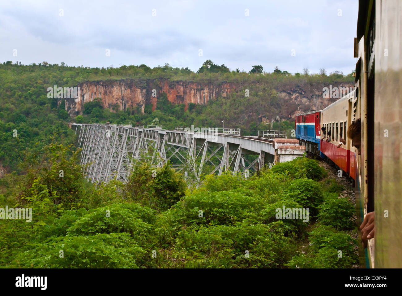 Das GIKTEIK-Viadukt ist eine Eisenbahnbrücke, die die GOKTEIK-Schlucht nördlich von Pyin U Lwin erstreckt sich auf dem Weg nach Hsipaw - MYANMAR Stockfoto