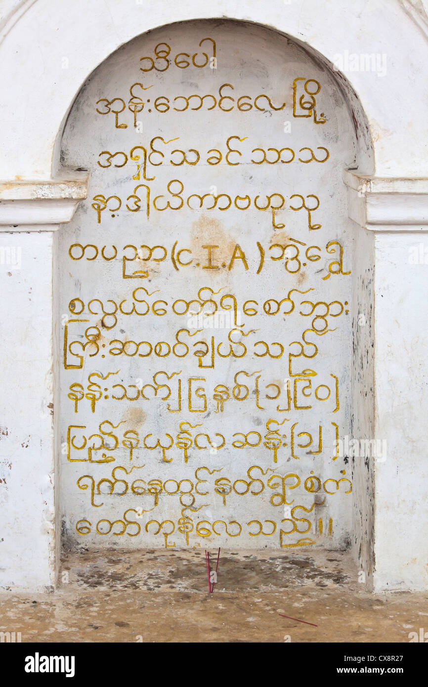BURMESISCHE Schrift innerhalb eines STUPA - HSIPAW, MYANMAR Stockfoto
