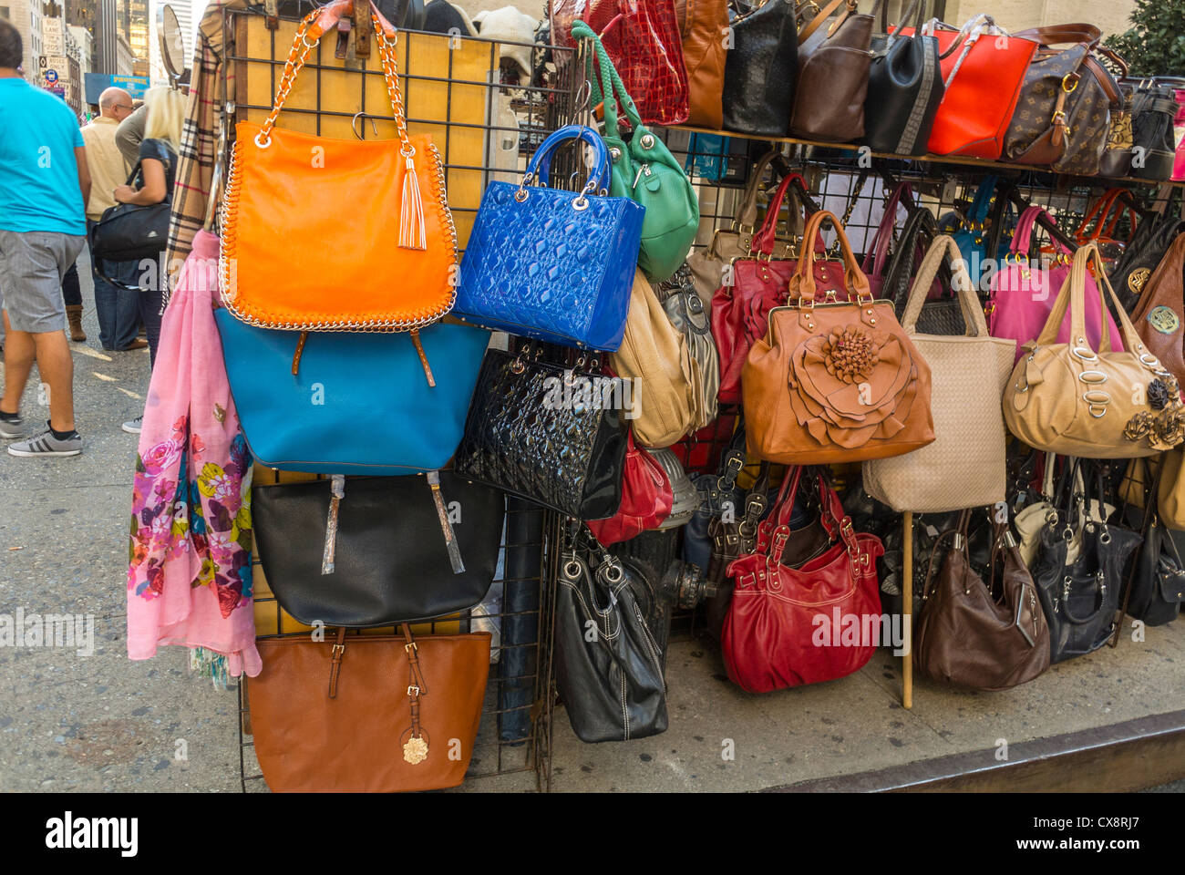 New York City, NY, USA, Straßenszenen, Mode Accessoires Hersteller Stall  mit Damenhandtaschen auf Fifth Avenue, Manhattan Stockfotografie - Alamy