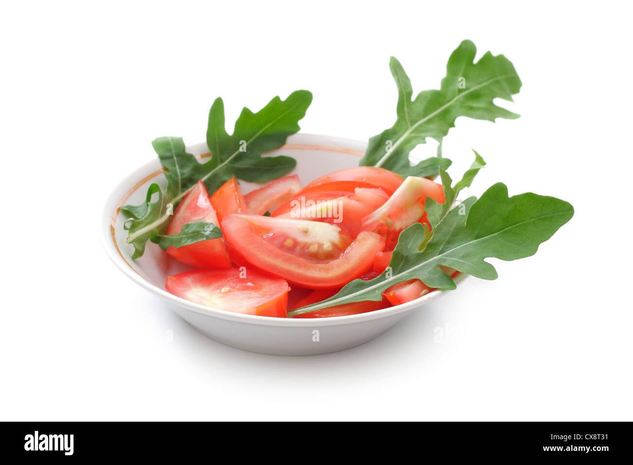 Tomatensalat mit Rucola in eine weiße Tasse, Studio, isoliert Stockfoto