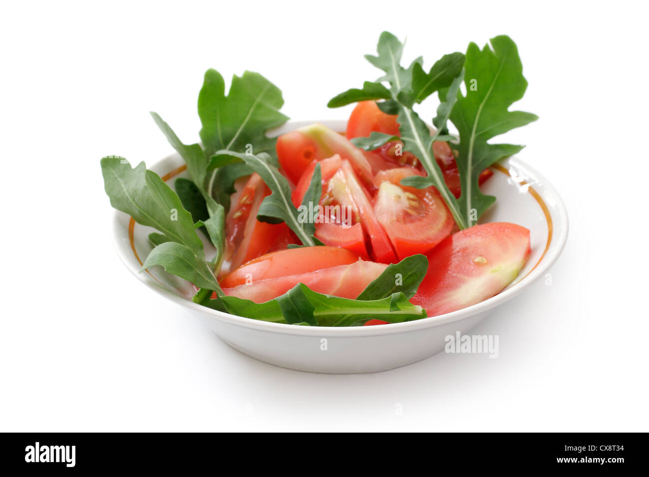 Tomatensalat mit Rucola in eine weiße Tasse, Studio, isoliert Stockfoto