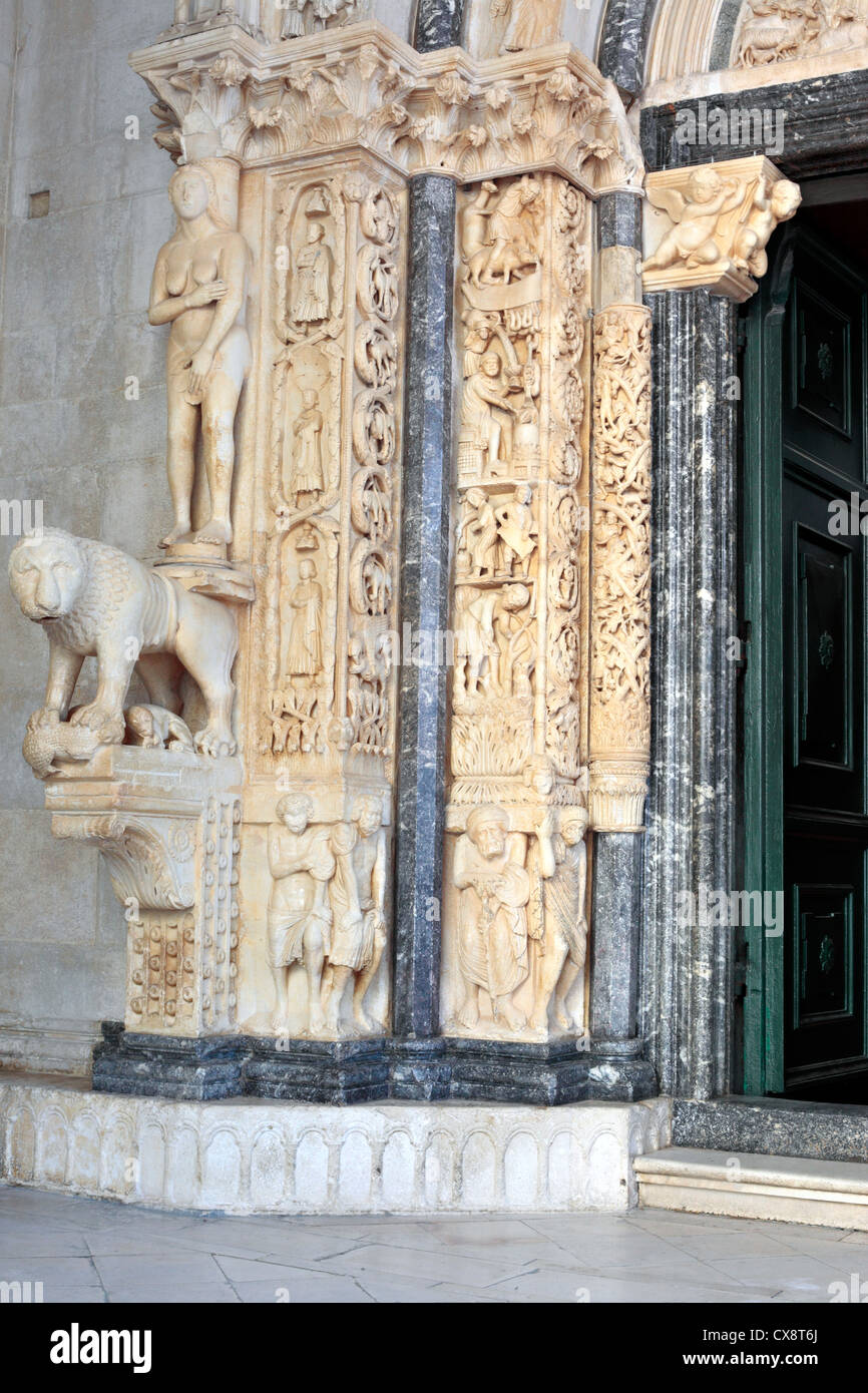 Romanische Portal des Bildhauers Meister Radovan (1240s), Kathedrale von St. Lawrence, Trogir, Dalmatien, Kroatien Stockfoto