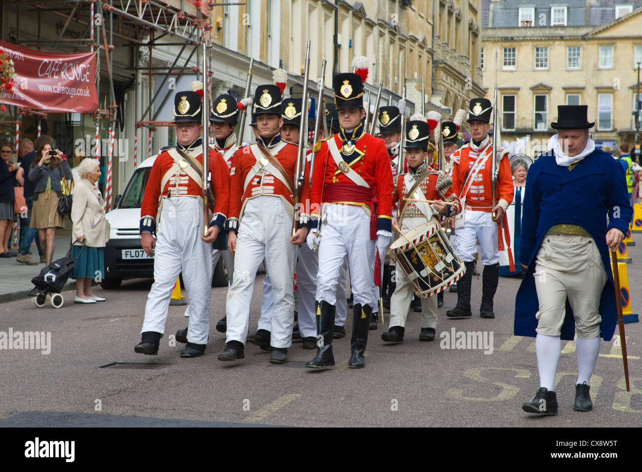 Red Coat Soldaten in uniform Kostüm Regency marschieren durch Bad Innenstadt zu Beginn des Jane Austen Festival Stockfoto