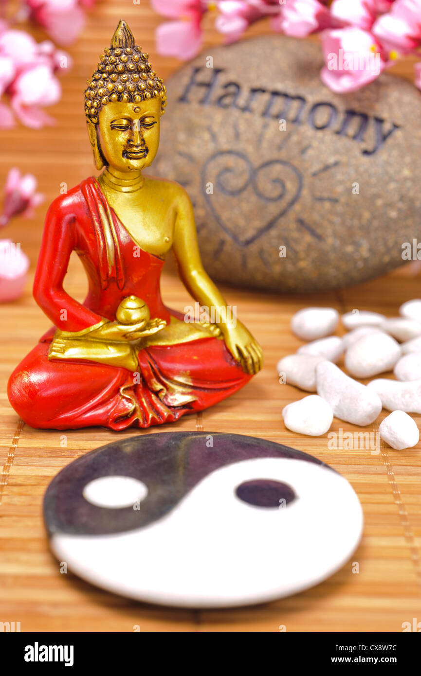 Skulptur des Buddha mit Stein der Harmonie von Yin und yang Stockfoto