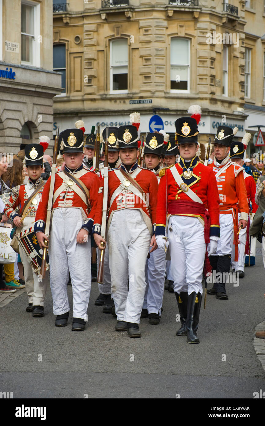 Red Coat Soldaten in uniform Kostüm Regency marschieren durch Bad Innenstadt zu Beginn des Jane Austen Festival Stockfoto