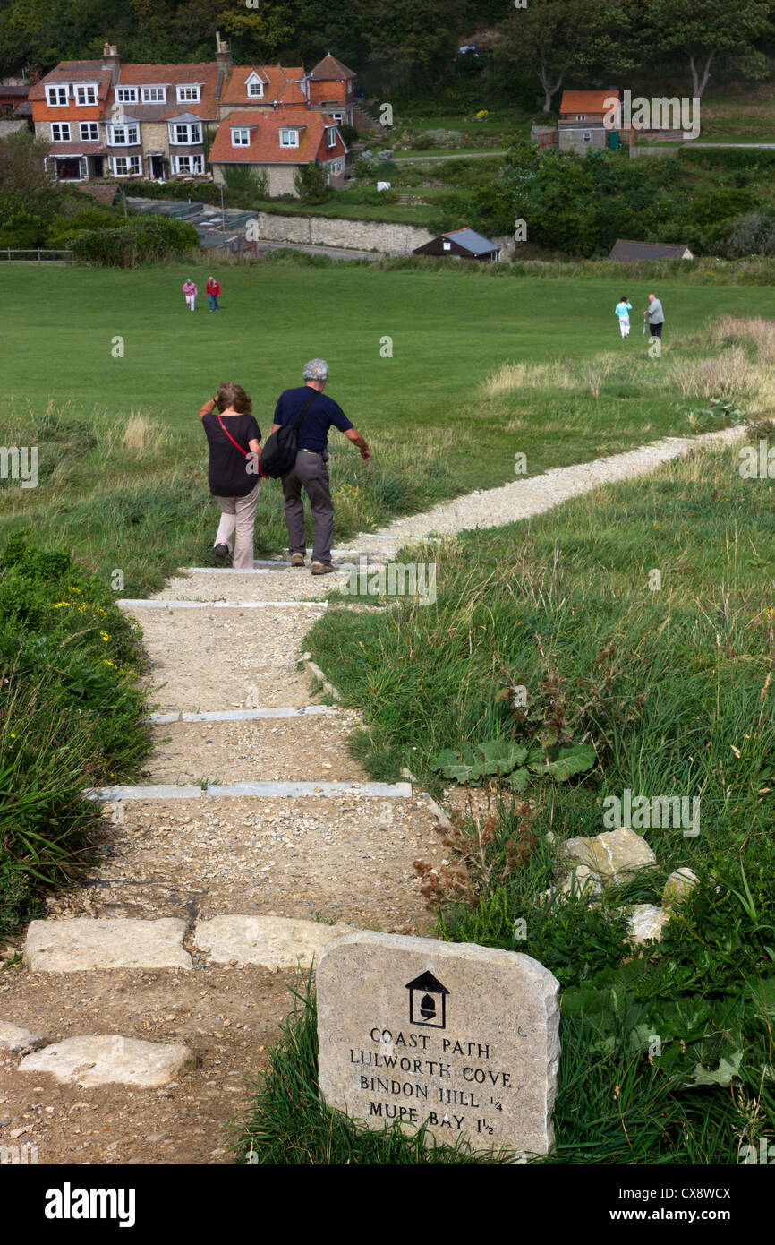 Mittleren gealterten paar hinabsteigen dem Küstenpfad Lulworth Cove Stockfoto