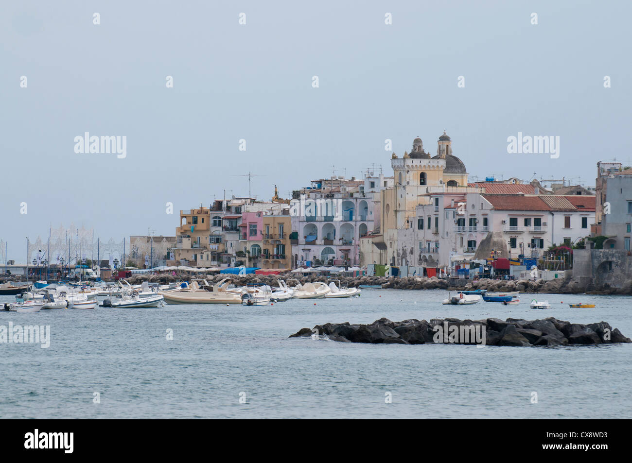 Blick über Hafen in Ischia Ponte auf der Insel Ischia im Golf von Neapel, Italien Stockfoto