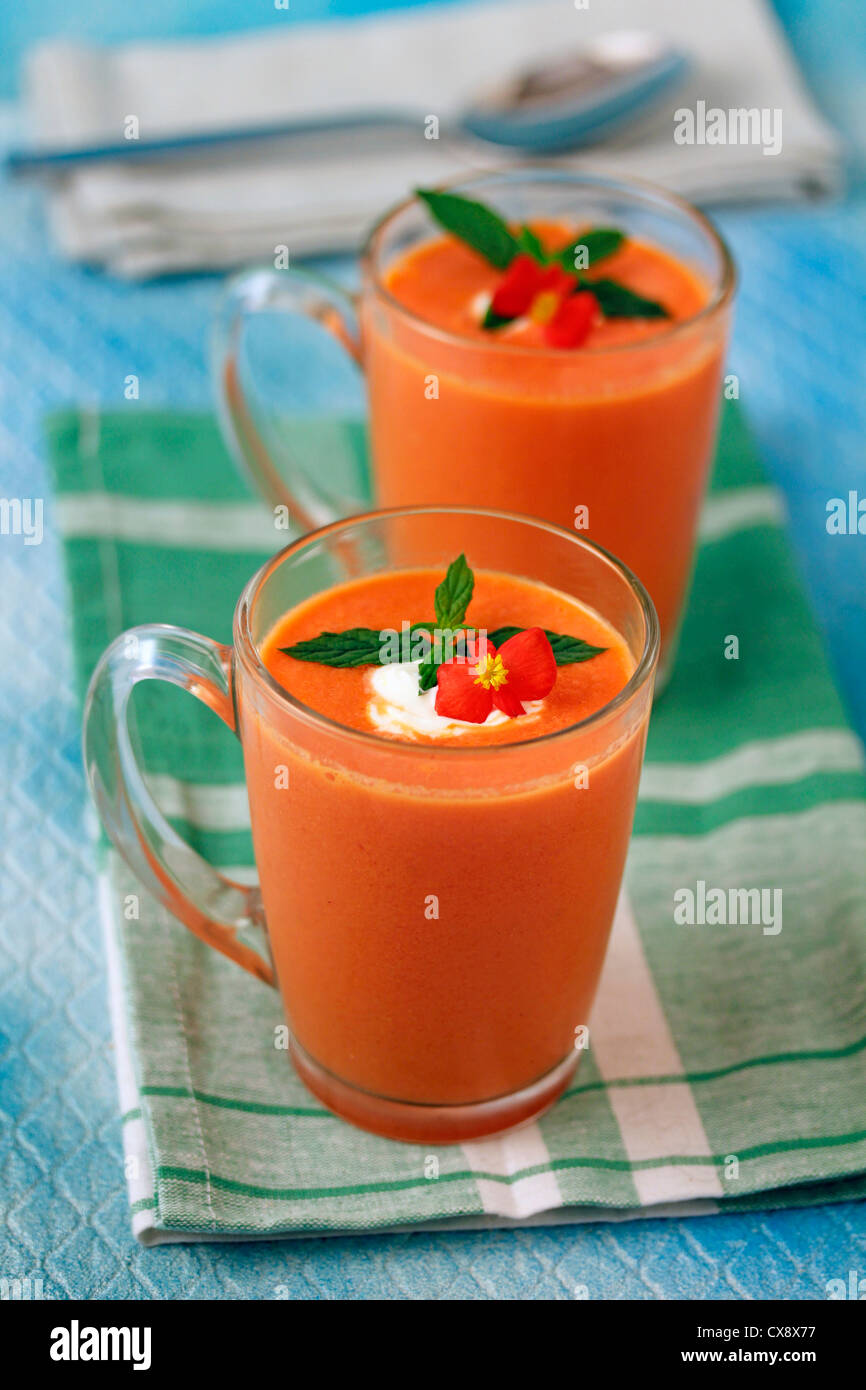 Wassermelone-Suppe mit Joghurt. Rezept zur Verfügung. Stockfoto