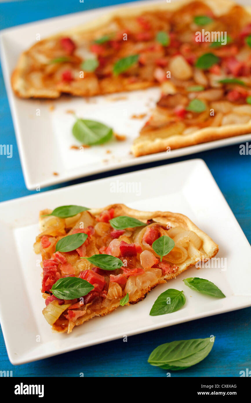 Hausgemachte Pizza mit Zwiebeln und Schinken. Rezept zur Verfügung. Stockfoto