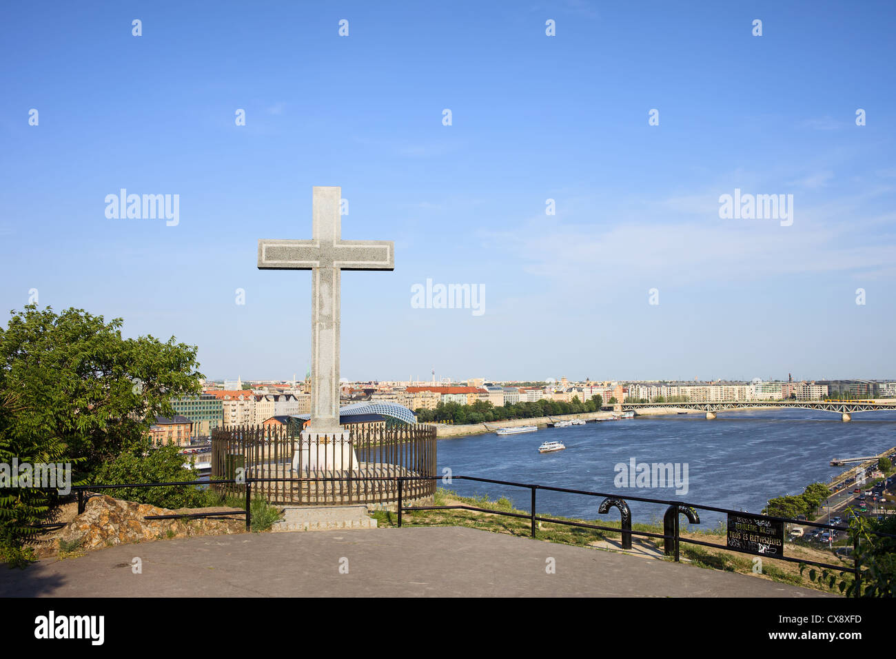Kreuz Denkmal auf dem Gellertberg, Donau und Stadt der Skyline von Budapest in Ungarn. Stockfoto