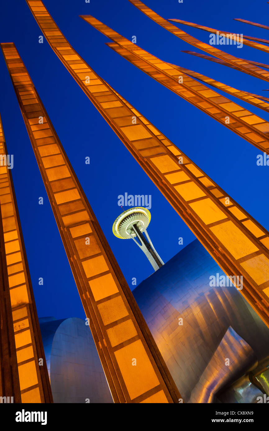 Seattle Space Needle und "Bambus" Skulptur im Seattle Center. Stockfoto