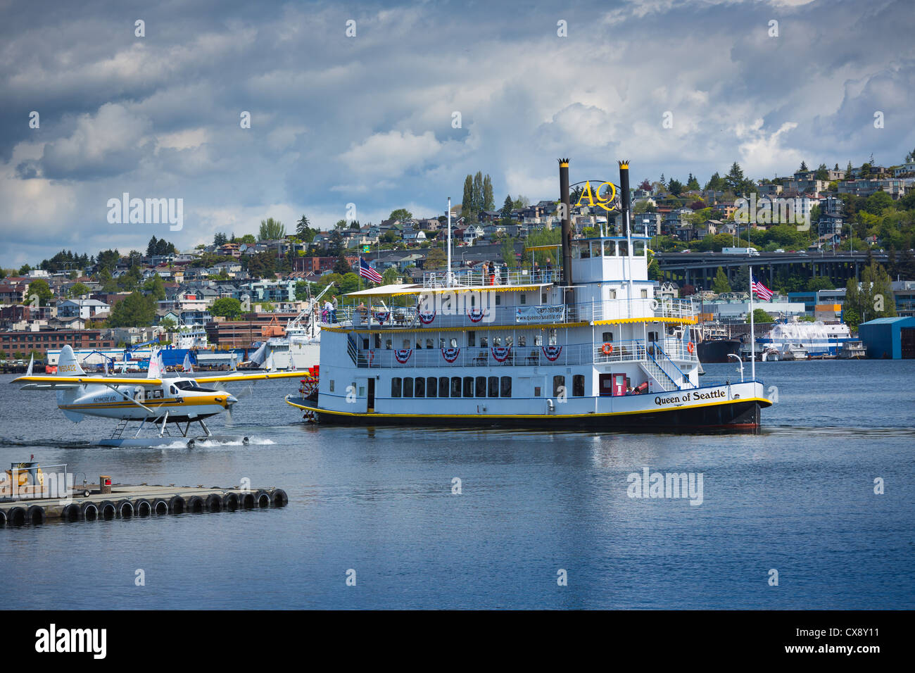 Ausflugsschiff auf Seattles Lake Union, mit dem Wasserflugzeug daneben Stockfoto