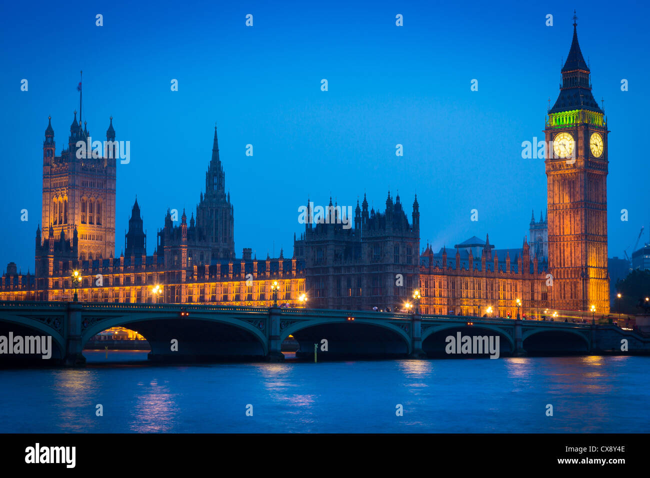 Westminster Bridge bei Nacht mit Big Ben und den Houses of Parliament auf der anderen Seite der Themse Stockfoto