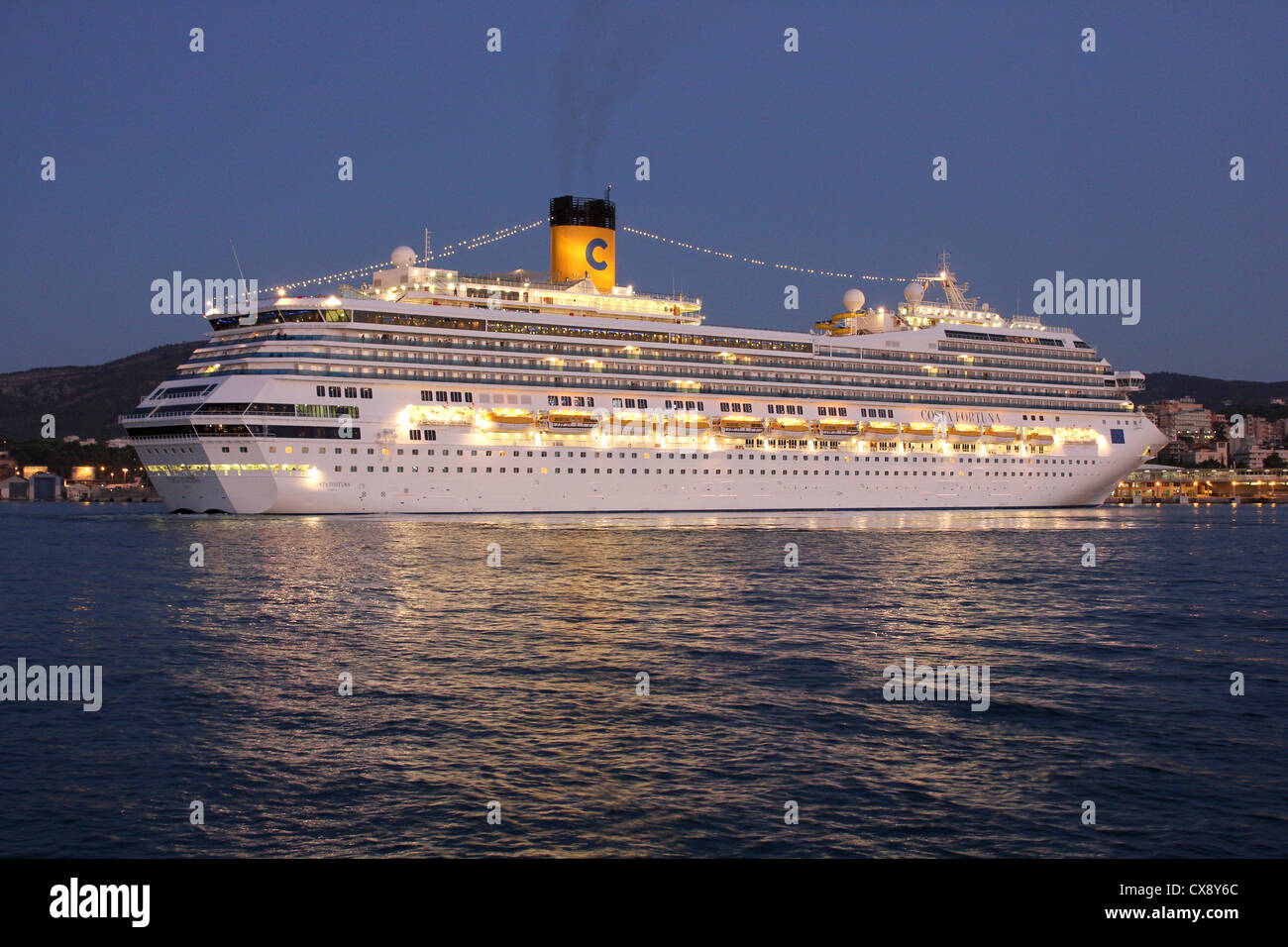 Costa Cruise Lines Kreuzfahrtschiff "Costa Fortuna" während am frühen Morgen Ankunft in den Hafen von Palma De Mallorca / Mallorca Stockfoto