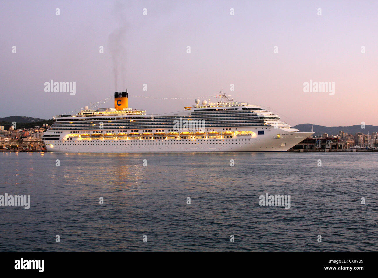 Costa Cruise Lines Kreuzfahrtschiff "Costa Fortuna" während am frühen Morgen Ankunft in den Hafen von Palma De Mallorca / Mallorca Stockfoto