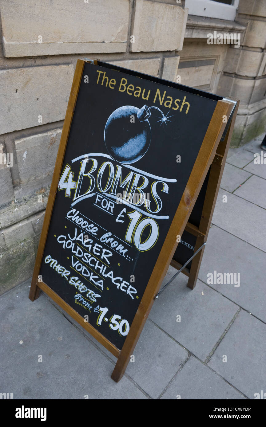 Billigen Alkohol Zeichen außerhalb der Beau Nash Pub in Bad Somerset England UK Stockfoto