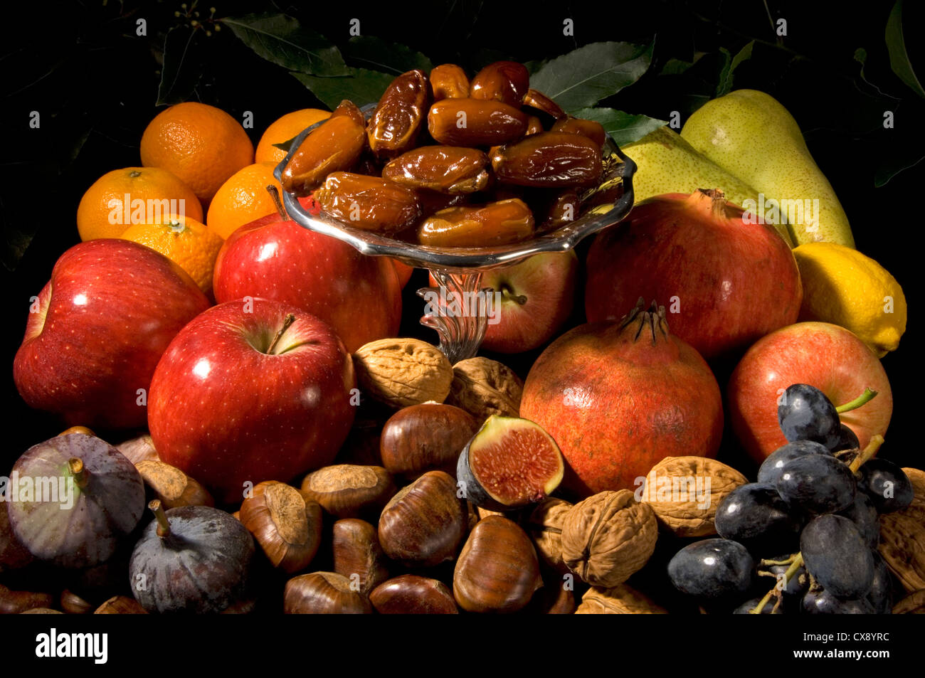 Gruppenfoto - Stillleben mit festlichen Obst und Nüssen im Herbst ...