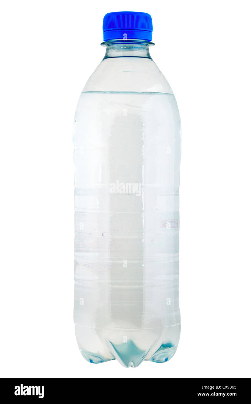 Nahaufnahme einer Kunststoffflasche mit stilles Mineralwasser, isoliert auf weiss Stockfoto