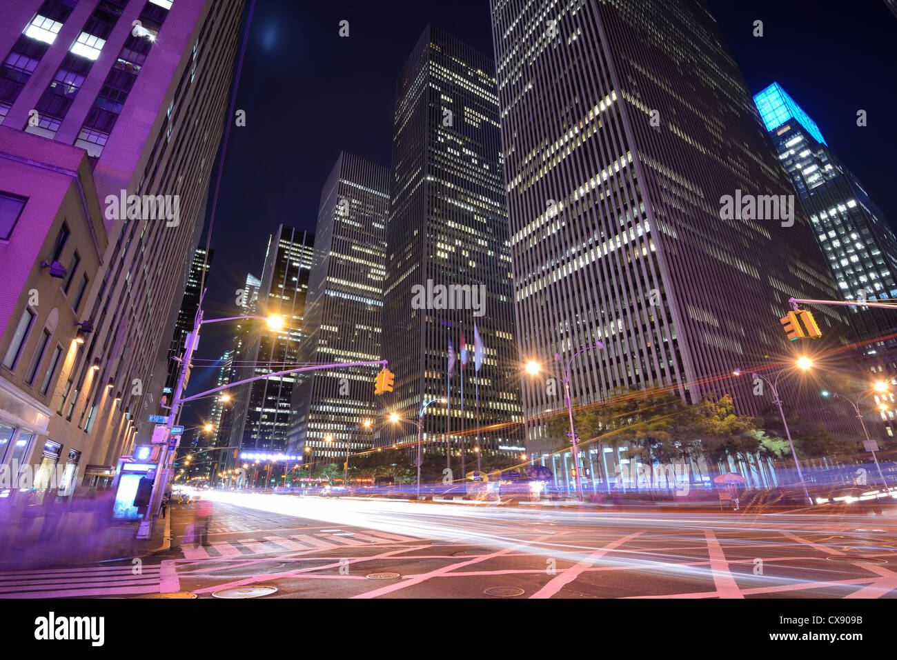 Bürogebäude in der Nacht entlang 6th Avenue in New York City. Stockfoto