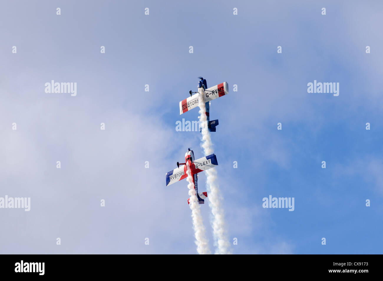 Zwei RV-8 Flugzeuge (G-RVMZ G-LEXY) und darstellende Akrobatik als 'RV8tors' mit Rauchfahne Stockfoto